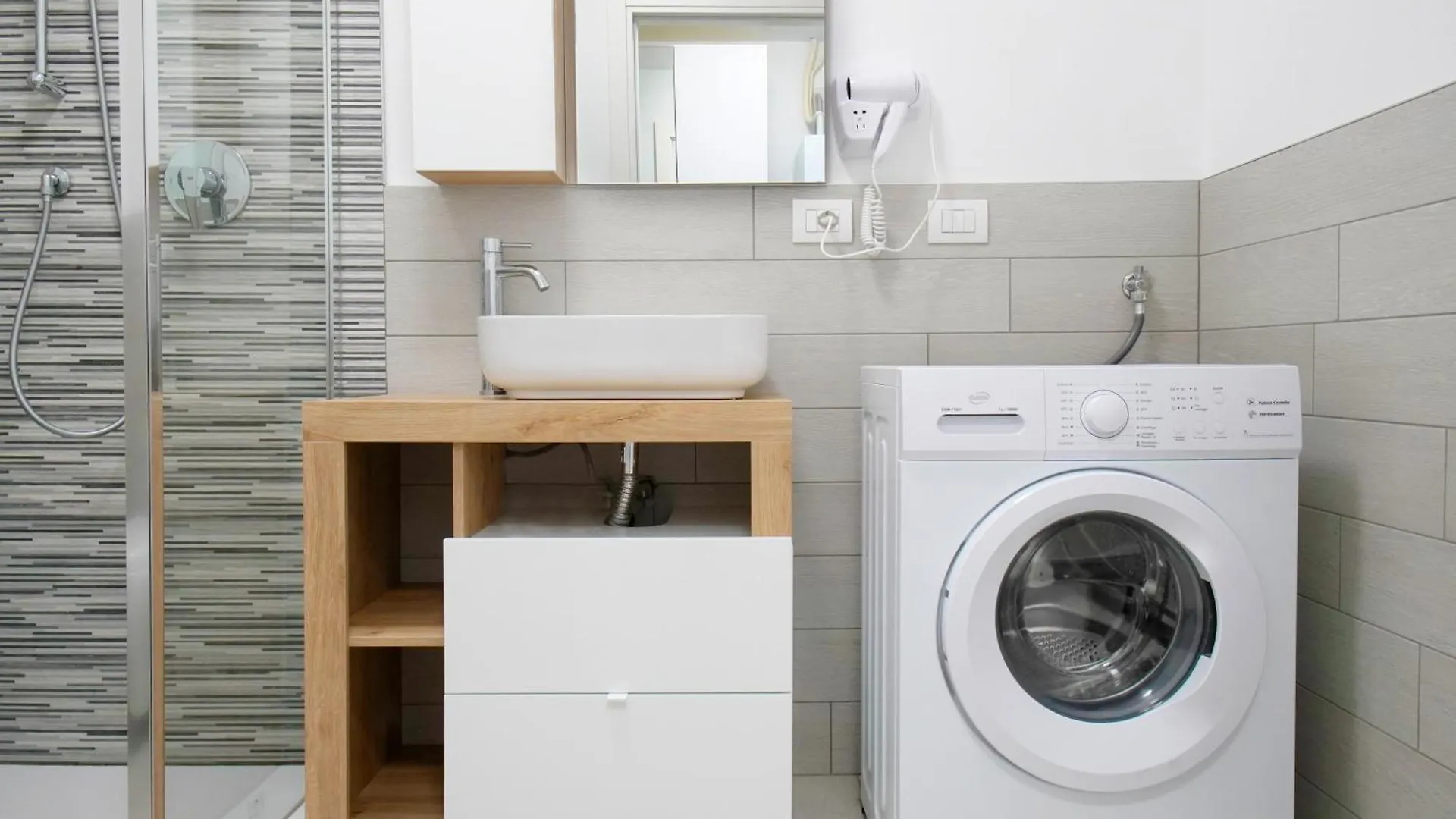 Casa Ideale Tim Appartmanti Moderni Vicina Al Centro Lecco 0*,  Italy