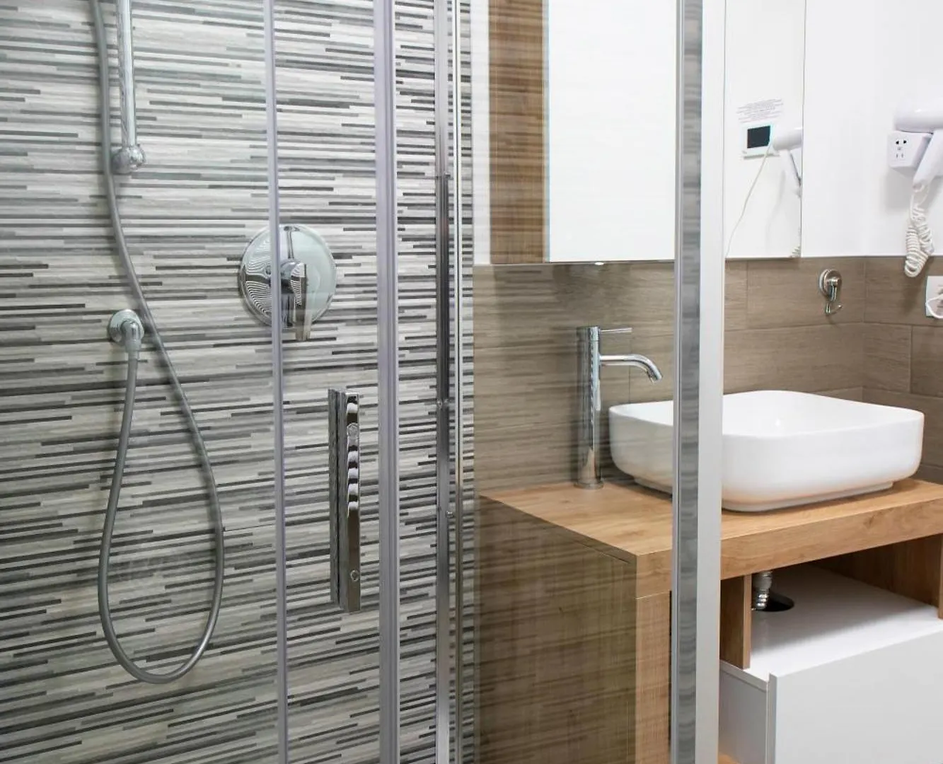 Apartment Casa Ideale Tim Appartmanti Moderni Vicina Al Centro Lecco Italy